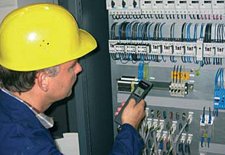 Manutenzione di un quadro elettrico con il termometro a infrarossi MS-Pro.