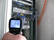 Termometro laser mentre verifica un'unit� elettrica.