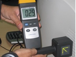 Tester di radiazione di campi magnetici per la misurazione nei computer.