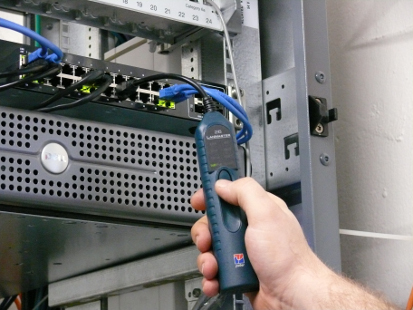Qui può vedere il tester LanMaster mentre cerca il tipo di segnale nel jack RJ45.