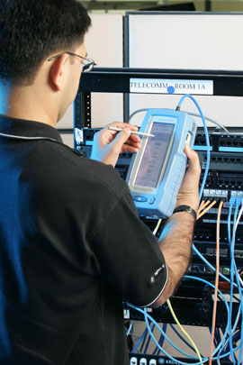 Immagine dell'uso del tester di rete Wirescope Pro