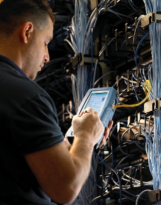 Immagine del Wirescope Pro mentre realizza un controllo