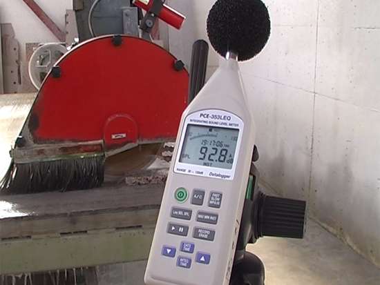 Tester di rumore PCE-353 per misurazioni di lunga durata in situ.