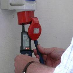 Il tester di tensione PCE-TT1 mentre misura in una presa di forza elettromotrice con indicatore di campo di rotazione.