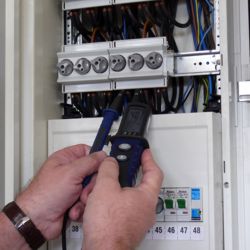 Il tester di tensione PCE-TT1 mentre misura in un quadro di fusibili.