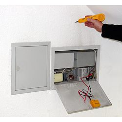 Controllo del cavo per il campanello di casa.