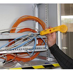 Ricerca di cavi in un elevatore.