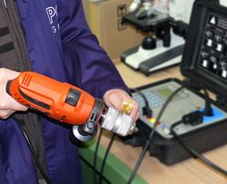 Il verificatore VDE Safetytest 1N mentre effettua una verifica