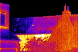 Accertamento dell'isolamento termico di un'abitazione con le camere termografiche.