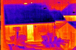 Accertamento dell'isolamento termico di un'abitazione con le camere termografiche.