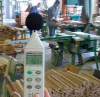 Decibelmetri: accertamento del livello di rumore durante il lavoro in una fabbrica.