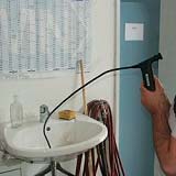 Fibroscopi misurando in un bagno.