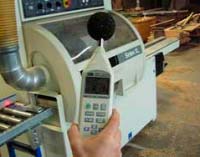 Misuratori di suono accertamento del livello di rumore della  macchinaria di una fabbrica di legno con quellomisuratore di suono, SL-1353 (misurazione con memoria) con la funzione LEQ.