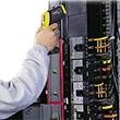 Controlli la temperatura dell'armadio di distribuzione con i termometri laser.