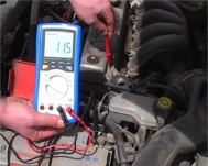 Comprobando le mase di una batteria con i voltmetri della serie PKT-3315.