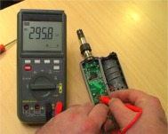 Comprovando le connessioni di un apparato coi voltmetri della serie W-20 TRMS. 