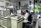 Uso della bilancia per farmacia nel laboratorio chimico.