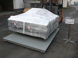 Grazie al suo accumulatore può usare la bilancia da pavimento serie PCE-EP E all'esterno