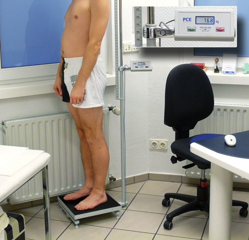 Immagine dell'uso della bilancia pesapersone utilizzata in una consulta medica