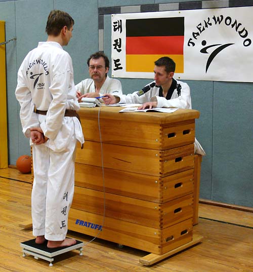 Qui può vedere la bilancia sportiva PCE-PS 200MPC mentre viene usata per comprovare la categoria di peso nelle competizioni di Taekwondo