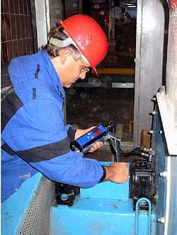 qui può vedere il misuratore di qualità dell'olio durante la manutenzione quotidiana.