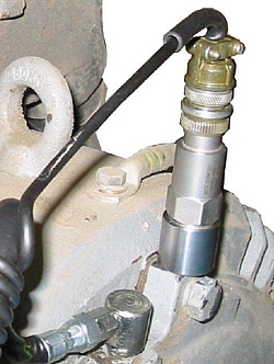 Qui può vedere le possibilità di connessione del misuratore di qualità dell'olio.