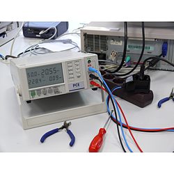 Il misuratore di potenza PCE-PA6000 con l'adattatore di corrente.