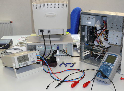 Uso del misuratore di potenza PCE-PA6000 riparando di un computer.