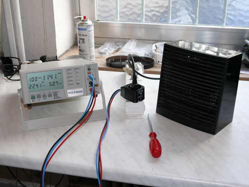 Il misuratore di potenza PCE-PA6000 riparando un piccolo strumento.