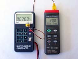 Calibratore multifunzione PCE-123 mentre calibra un PCE-T390