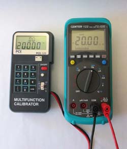 Calibratore multifunzione PCE-123 mentre controlla un multimetro PCE-DM 22