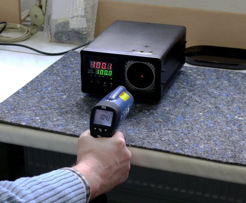 Immagini del calibratore di temperatura verificando un termometro laser.