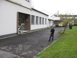 Verificatore di messa a terra mentre verifica la presa a terra di un edificio.