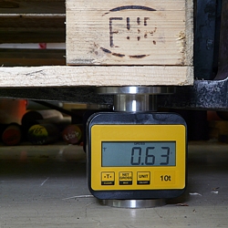 Qui può vedere il dinamometro portatile MLE-F mentre misura un pallet