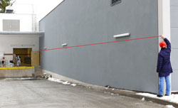 Distanziometro PCE-LDM 50 mentre misura la lunghezza di una parete