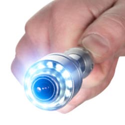 Illuminazione della mini videocamera dell'endoscopio mediante i 12 LED bianchi.