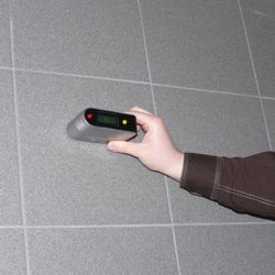 In questa immagine può vedere il glossmetro PCE-GM50 mentre misura la superficie di un pavimento.