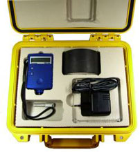 Il misuratore di durezza PCE-1000 e i suoi componenti in una valigetta rigida.