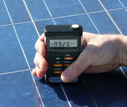 Misura in un pannello di cellule fotovoltaiche con il misuratore di energia solare PCE-SPM 1