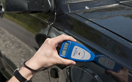 Misurazione di rivestimento in un'auto con il misuratore di rivestimento PCE-CT 28.
