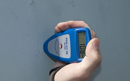 Determinando lo spessore di rivestimento di pittura con il misuratore di rivestimento PCE-CT 28.