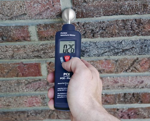 Misurazione di umidit in una parete con il misuratore di umidit PCE-PMI 1