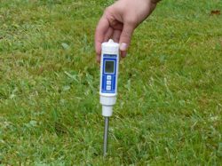 Qui può vedere il misuratore di umidità  mentre rileva l'umidità nella terra.