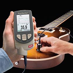 Misuratore di spessore per rivestimenti PT-200 mentre misura una chitarra