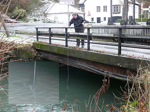 Il registratore di dati resistente all'acqua PCE-T 200W mentre registra la temperatura in un piccolo fiume.