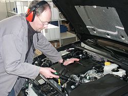 Stetoscopio elettronico STE-3 mentre effettua una verifica.