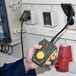 Il tester FI/RCD PCE-RCD 2 mentre misura una presa schuko. È facile e rapido da usare.