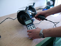 misuratore di torsione mentre misura la coppia in una mola.