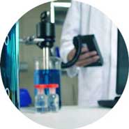 l misuratore mentre misura la viscosità in un laboratorio di produzione