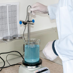 Uso dell'agitatore magnetico riscaldante in un laboratorio